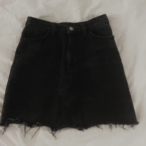 2st Kjolar - Säljer mina två kjolar från monki! Jeanskjolen (nr1) är i storlek S och midwaisted. Andra kjolen är också i storlek S med detaljer så som silvriga knappar!😍 60kr/st