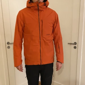 Skidjacka  - Fin skidjacka från Everest.  Varmfodrad skidjacka med vattentätt yttertyg, bra andasfunktion. Den har också en justerbar huva, snölås i midjan, samt en vattentät dragkedja framtill. 10.000 mm waterpillar. Recco reflector. 