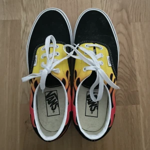 Snygga VANS - Oanvända vans i strl 39 med riktigt cool design  Nypris 699kr