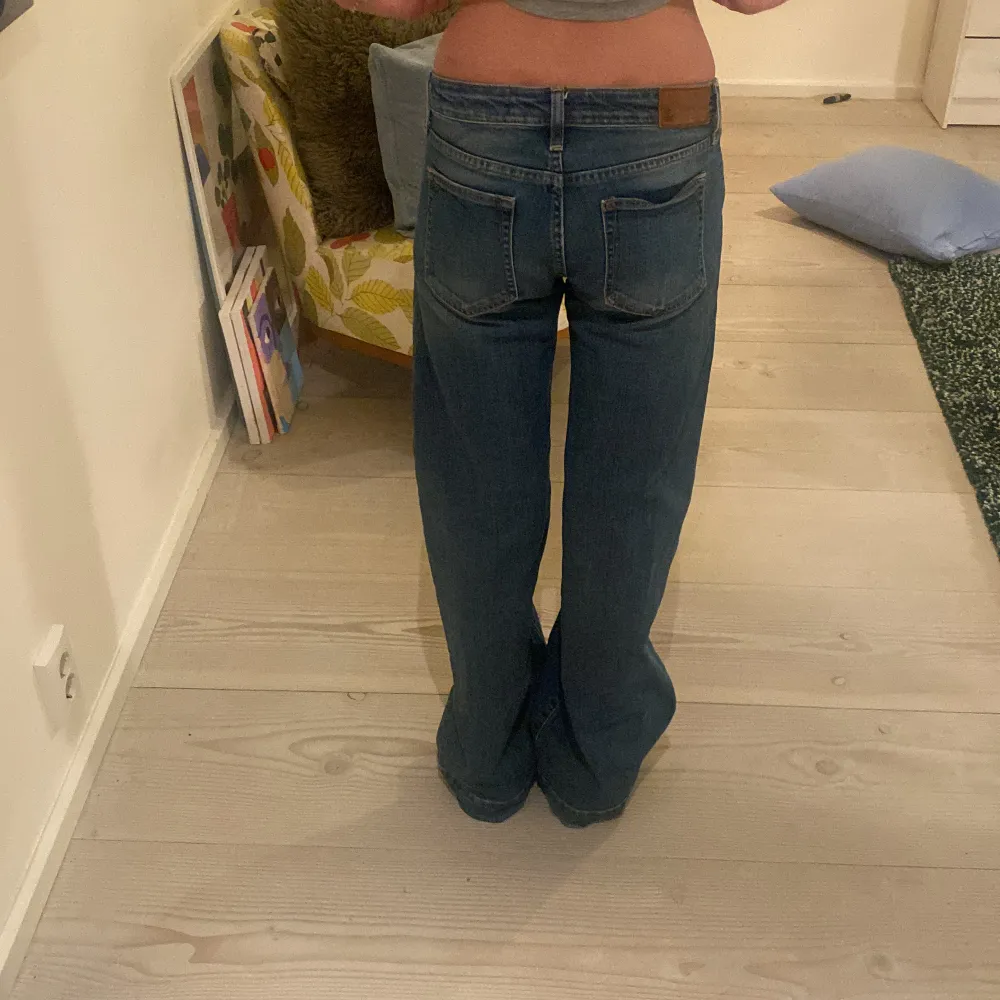 Ett par av min mammas gamla jeans jag arvt men har inte jag inte använder så mycket längre. Passar perfekt på mig som är cirka 169 cm lång💓. Jeans & Byxor.