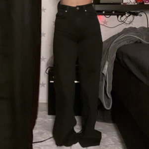 Svarta jeans - Säljer dessa jeans då de tyvärr sitter för tajt på mig🖤De e köpta på carlings och de e från märket never denim🖤 Väldigt långa på mig som är 160cm men brukade vika upp dom🖤 SPÅRBAR FRAKT 