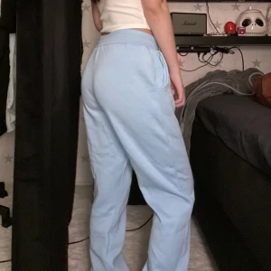 Blå mjukisar - Säljer dessa då jag tycker att de e för blå för min smak💙De har tyvärr inga snören💙SPÅRBAR FRAKT 