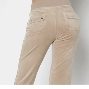 Juicy couture byxor - Bra skick använda några gånger, enda är att ena silver grejen på snöret är borta.  skriv ifall det önskas egna bilder❤️ finns kvar tills dom är markerade sålda så behlver man inte fråga🫶🏼