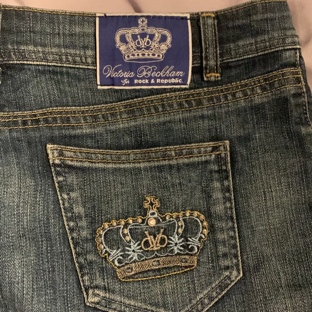 2000s victoria beckham jeans kjol, nyskick, köpt för 750, aldirg använd, för stor för mig och behöver pengar  därför säljer jag #victoriabeckham #2000s #victoria #truereligion #missme #evisu #y2k. Kjolar.