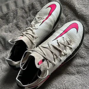 Fotbollsskor  - Använda 1-2 veckor, som nya!