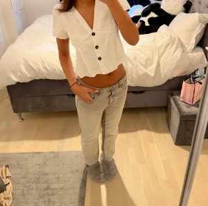 Lågmidjade ljus gråa jeans - Raka jeans som är Lågmidjade i super snygg ljus grå färg! Jeansen är köpta second hand. Buda gärna💘Innerbensläng: 86cm Midjemått: 84cm