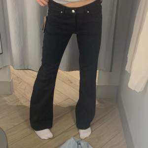 Skit snygga lågmidjade jeans ifrån hm!!🙌🏼💕säljer då de tyvärr är lite för stora för mig