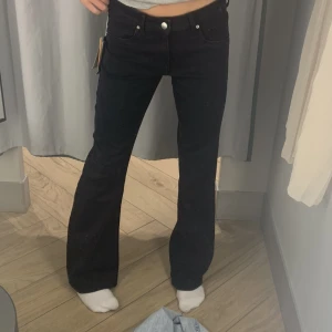 Lågmidjade jeans - Skit snygga lågmidjade jeans ifrån hm!!🙌🏼💕säljer då de tyvärr är lite för stora för mig