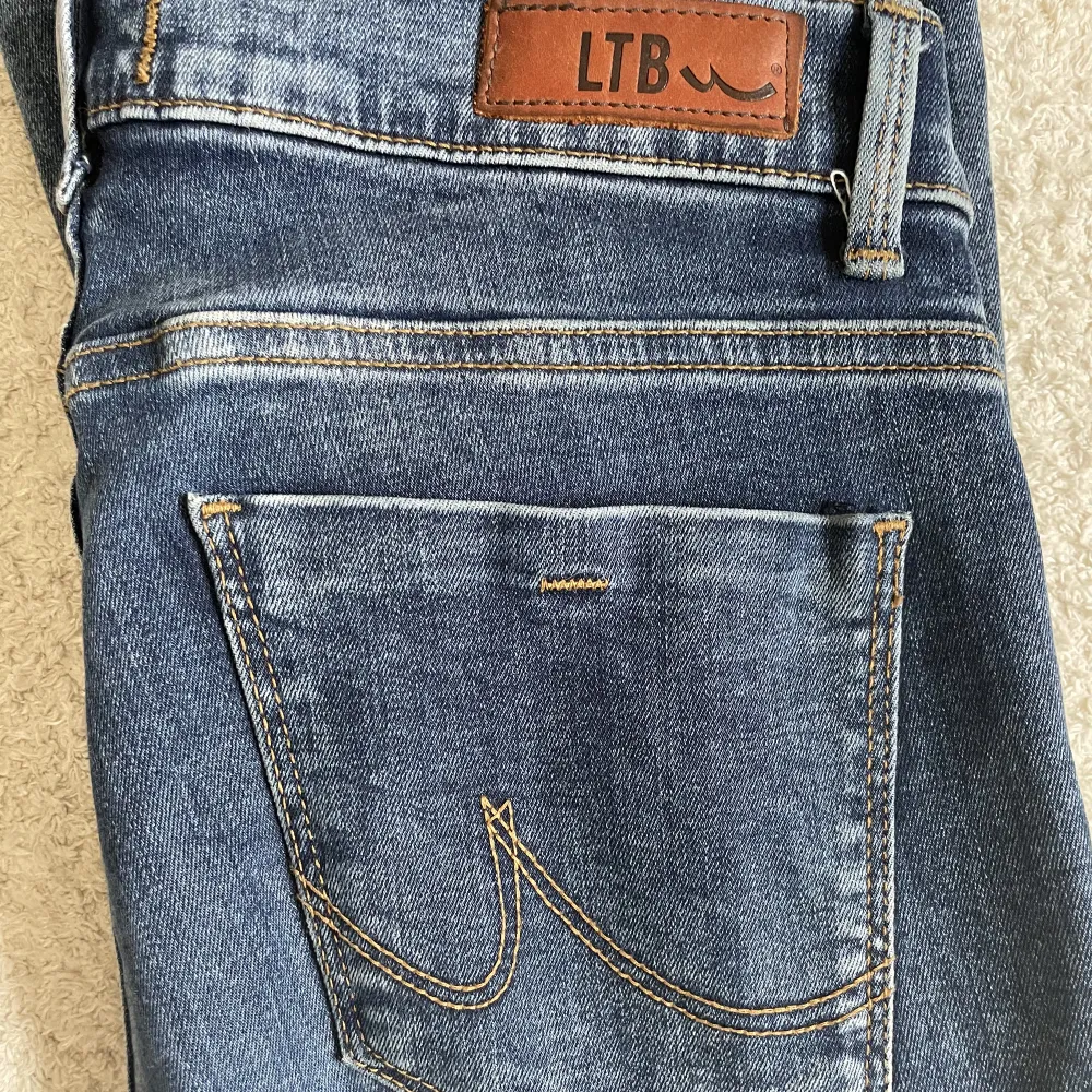 Intressekoll på mina fina LTB jeans! W27 L32, har sprätt upp längst ner på byxan för att få dem längre, är ca 170 cm! Betalning via swish och köparen står för frakten!💕säljer endast för ett bra pris!. Jeans & Byxor.