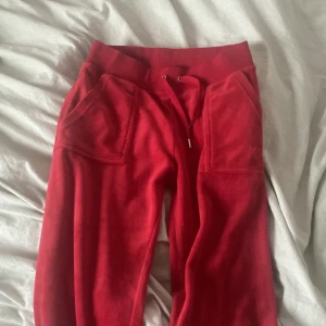 Storlek xs - Säljer nu mina juciey färgen röd pg ingen användning använda 1 gång jätte fint sick pris mellan 800-900 tar helst 850 men kan diskuteras 