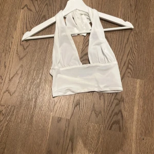 Vit topp - Vit halterneck backless topp från Nelly. Helt oanvänd, bra skick