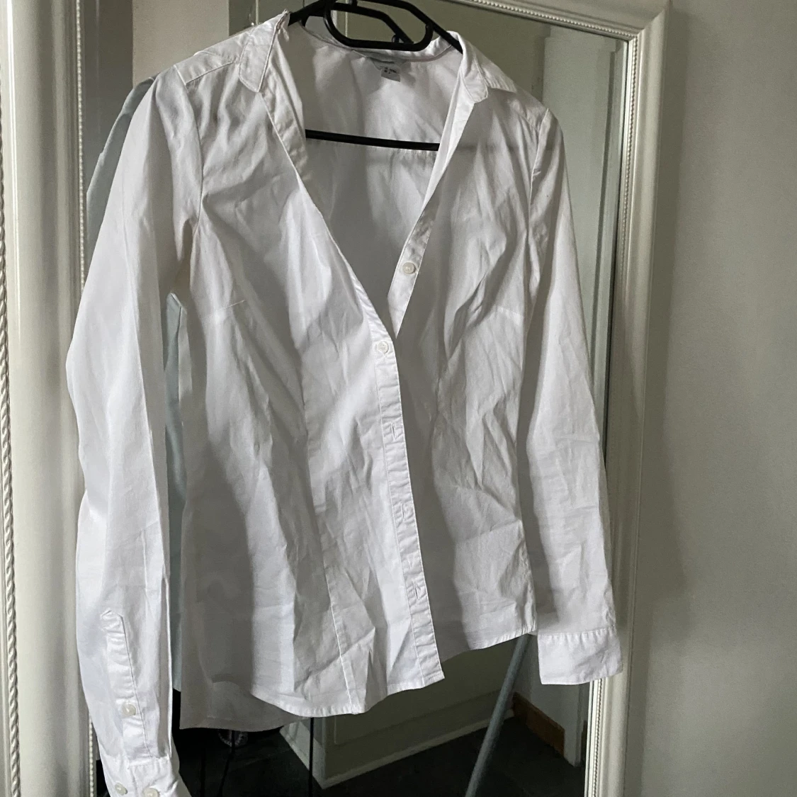 Vit och blå skjorta