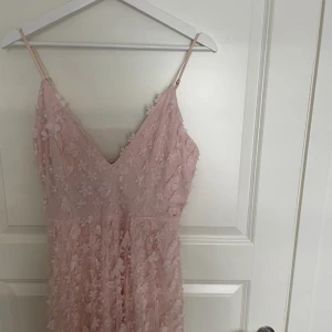 Balklänning - Rosa balklänning använd endast en gång, så i väldigt bra skick! Köpt på Nelly för 1 200 sek.