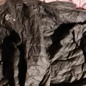 Ea7 jacka - Där finns jätte små hål på armen.