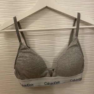 bh - Säljer denna fina bh’n från Calvin Klein🤍Köpt för 449kr, mitt pris är 229kr. Inte alls använd många gånger så den är nästan som ny🤍 Hör av er vid intresse eller mer info. Frakt tillkommer.