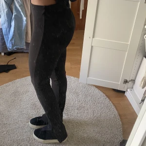 Svarta ”kostymbyxor” - Svarta ”kostymbyxor” (mer som yogapants med slits). Strl S. 80kr inklusive frakt