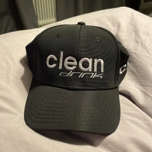 Clean Drink Keps - En extremt limiterad clean drink keps endast tillgänglig om man vann tiktok tävling. Eftersom den är väldigt limiterad plus ett bra märke (CCM) så sälja den för 400kr men kan gå ner i pris vid snabb affär. 