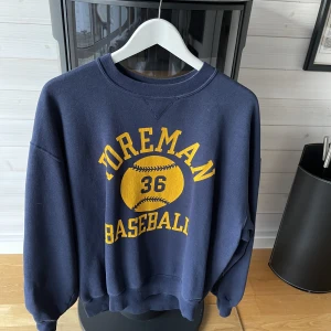 Collegetröja  - Mörkblå collegetröja från beyond retro. Oversized fit. 