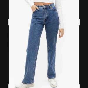 Monki jeans - Monki straight jeans modell Taiki i storlek 24💙Perfekt längd på mig som är 162cm, sällan använda så i superfint skick. 150kr + frakt 📦 