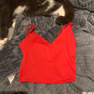 Rött y2k linne  - Rött jättefint y2k linne som jag säljer för bara 50 kr. Jag skulle tippa på att det är köpt på new yorker. Storlek är xs/xxs ❤️❤️⚡️⚡️