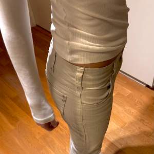Beiga/vita lågmidjade jeans, köpt secondhand men är ifrån Kappahl🤎 Kan mötas upp i Stockholm, annars står köparen för frakt!