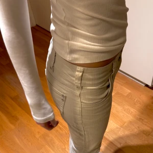 Kappahl  - Beiga/vita lågmidjade jeans, köpt secondhand men är ifrån Kappahl🤎 Kan mötas upp i Stockholm, annars står köparen för frakt!