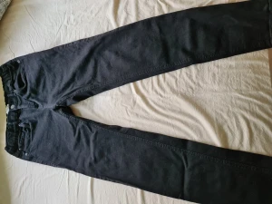 Svarta jeans - Svarta lindex jeans som är regular fit. 