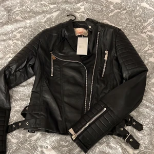 Jacka - Skinnjacka från chiquelle. Aldrig använd med prislapp kvar. Den är liten i storlek. 