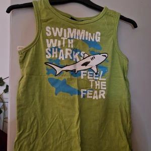 Linne - Ljusgrönt linne med tryck. Storlek 146/152 men passar en xs/s.