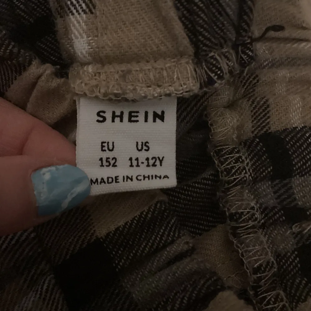 Säljer dessa supersnygga pyjamasbyxor från Shein då de är för små för mig💕 hör av dig om du är intresserad  OBS: liten i storleken så skulle nog säga att de mer är 146. Jeans & Byxor.