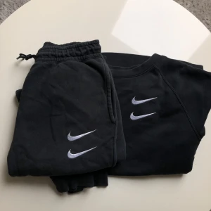 Nike Double Swoosh Tracksuit - ⭐️Använd en gång sen dess har den legat undan gömd⭐️