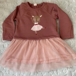 Fin klänning till barn - Använt nån gång. Bra skick. Skön och mjuk med glittriga detaljer. 