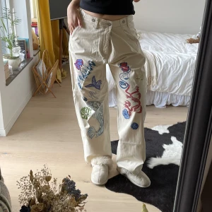 Lee x Weekday Jeans - Jeans från Lee x Weekday i modellen ”Carpenter”🌟 Storlek W33 L33  Jag använder mig av knappen på sedan av gylfen för att de ska passa, eller ett skärp:) jag är 177cm lång för jämförelse🌟 Tyvärr aldrig använda så i nyskick! Buda gärna!!