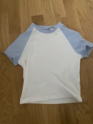 Säljer - Kropp top från hm i storlek xs. Alldrig använd. 