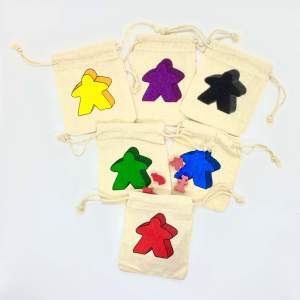 A set of 6 Meeple-bags in the colors black, red, green, yellow, purple and black. A complete Meeple set (19 Meeple) fits neatly into one of these bags.  Observera: Inga Meeple-figurer från Carcassonne ingår.   (Möjlighet till samfrakt finns)
