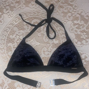 Bikiniöverdel i sammet - Aldrig använd✨ är i sammet och med uttagbara inlägg✨