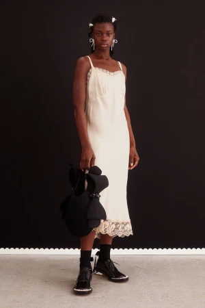 Slip dress - Säljer denna otroligt fina slip dress från Simone Rocha x hm. Den är helt ny. Jättefin men kommer tyvärr inte till användning. Bilderna är lånade kan skicka fler vid frågan.