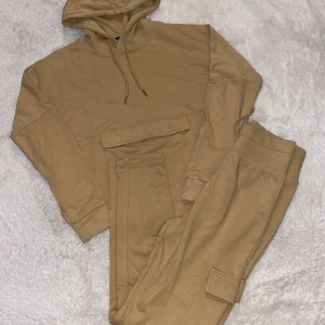 Mjukis set - Mysigt set från Soc. Byxorna är skinny och high waist, tröjan är lite croppad. Använd fåtal gånger. Är i bra skick