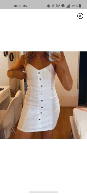 Vit jeansklänning  - Storlek S, endast använd en gång. I bra skick 🌸 superfin men tyvärr för liten för mig nu efter graviditet 🥰 skriv för fler bilder!  Frakt tillkommer