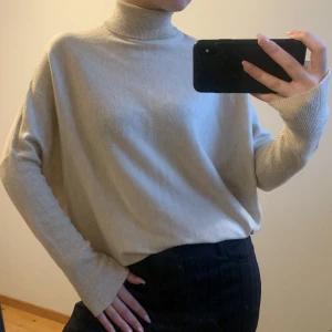 Polotröja - Beige polotröja från Kappahl i strl S