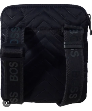 Hugo boss - Hej och jag säljer den är Hugo Boss axelväska den är ganska ny 