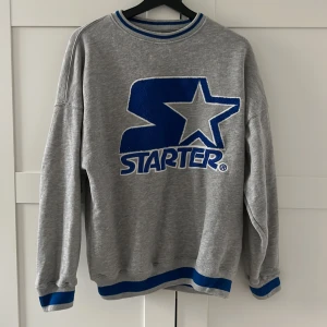 PULL&BEAR sweatshirt  - En grå sweatshirt med blått tryck från PULL&BEAR❤️är i bra skick.