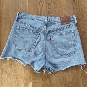 Levis 501 shorts - De perfekta shortsen till sommaren!💙💙 Står ingen storlek men är lagom lösa på mig som brukar ha storlek S så gissar att de är runt M. Modell 501 och i perfekt skick
