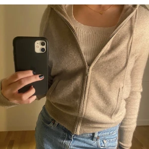 Soft goat  - Jätte fin soft goat zip up ❤️ inga defekter alls och använd 2-3 gånger. Inte nopprig ej fläckig eller liknande ❤️ byter gärna emot en annan softgoat eller nått annat ❤️