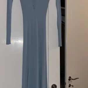 Adoore klänning  - Superfin adoore klänning. Använd fåtal gånger så fint skick, inga nopprar eller så. Har en blekt fläck på insidan kragen som syns på bild och en liknade liten under ena armhålan som inte syns egentligen men har bild på det. Stretchig. 