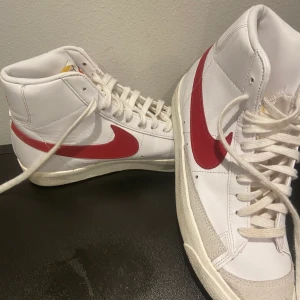 Nike blazer 70 - Knappt använda Nike blaze 70 i mörk rött. Rena och har inga defekter.