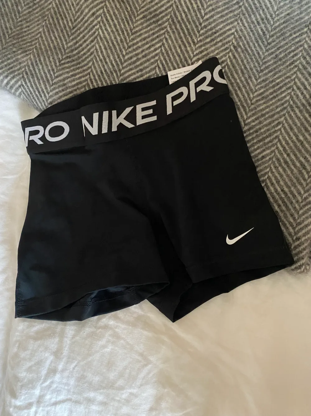 Helt nya, oanvända mid rise shorts från Nike med lappen kvar. Hör av dig vid funderingar, kram Ebba. Shorts.