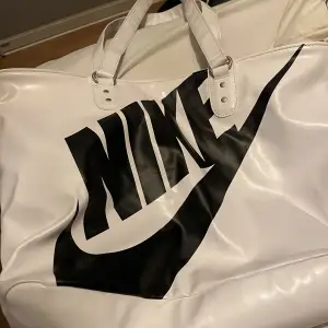 En vit Nike sportbag , använd skick 