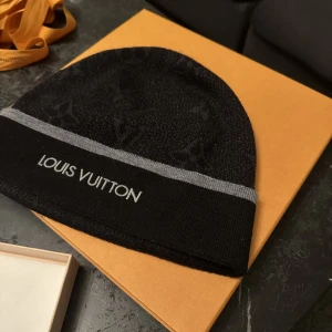 Louis Vuitton mössa  - Ny Louis Vuitton mössa köpt för 2månader sedan på Louis Vuitton butiken i Stockholm för 3100kr box och kvitto följer med.