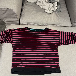 Randig tröja  - En randig tröja kort ärmad, saknar storleken 